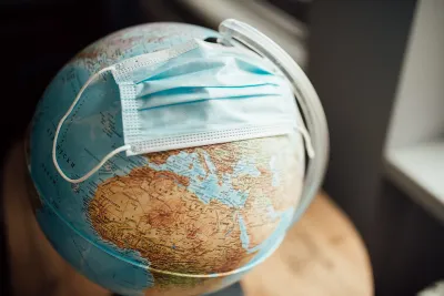  image linking to Omicron et les interdictions de voyager imposées à l’Afrique : « L’histoire du racisme, des inégalités et des discriminations est imbriquée dans la science »