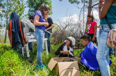  image linking to Colnodo, ganador del programa de subvenciones de FRIDA, implementará tecnología TVWS con enfoque de género en proyectos comunitarios en Colombia 